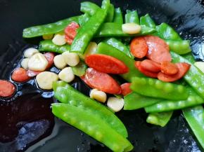加入荷兰豆翻炒一分钟，