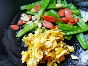 加入鸡蛋翻炒。