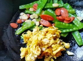 加入鸡蛋翻炒。