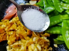 加一勺盐炒匀。