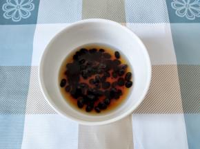 干豆豉1把先洗干净，然后浸泡半小时。这样浸泡出来的水后面可以拿来烧菜。