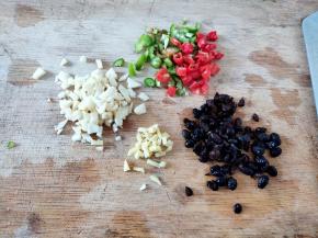 姜、大蒜和辣椒切碎，豆豉也随意切几下，这样味道容易出来。