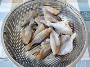 剥皮鱼干浸泡半小时到1小时，然后清理干净肚子里面的脏东西，晾干水。