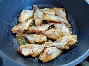 鱼干煎至两面微焦后先盛出。中间隔一两分钟翻动一下，不要长时间煎一面，容易煎糊了。