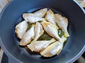 锅里倒入适量菜籽油，然后下鱼干煎一下。我家习惯用菜籽油煎鱼，这样煎出来的鱼更香。