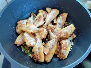 将前面煎好的鱼干倒回锅里。