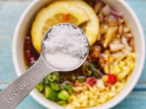 1小勺盐，1小勺糖。