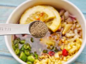 1小勺黑胡椒碎。