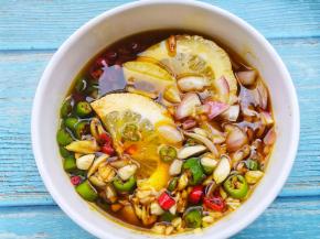 挤入些柠檬汁拌匀。