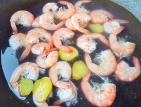 鲜虾去头去虾线洗净，锅中烧开水放入虾+姜片，花椒粒煮一分钟捞出泡冰水。