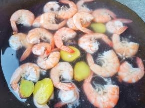 鲜虾去头去虾线洗净，锅中烧开水放入虾+姜片，花椒粒煮一分钟捞出泡冰水。