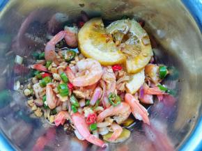 和准备好的配料一起拌匀，加点香菜，冷藏半小时就可以了。