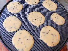 蛋卷机模具提前预热，挤入适量面糊等待5秒钟后盖上盖子