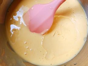 加入椰子油或者融化的黄油拌匀