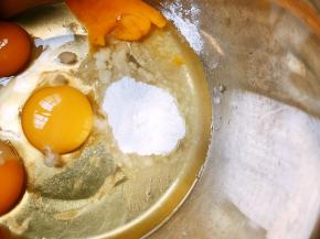 加入白糖用蛋抽充分搅拌均匀