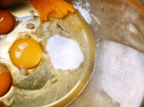 加入白糖用蛋抽充分搅拌均匀