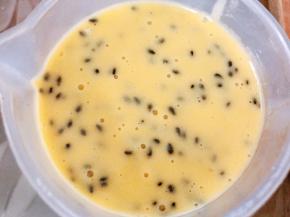 把面糊装入裱花袋或者带有倒口的杯里