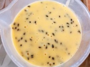 把面糊装入裱花袋或者带有倒口的杯里