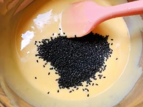 加入熟黑芝麻拌匀