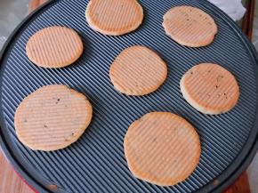 烘烤至两面金黄即可