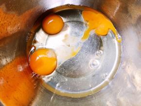盆里打入鸡蛋