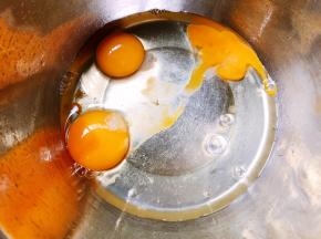 盆里打入鸡蛋