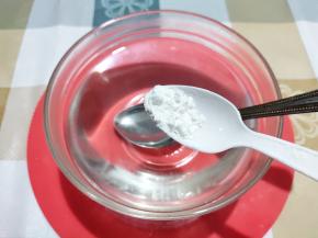 加入一点玉米淀粉，搅拌均匀。加淀粉是为了更好地凝结，如果有糯米粉，感觉会更好一点，因为淀粉容易沉在底部。糖水做好后，晾凉。为了防止有小虫子掉进去，最好盖一下。