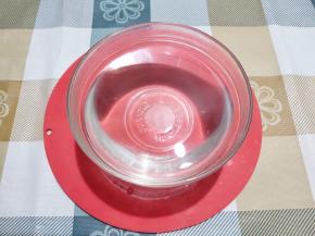 找一个干净的碗，倒入200ml的热水，不一定要刚烧开的水，比较烫就行。因为用热水才容易融化盐和糖。