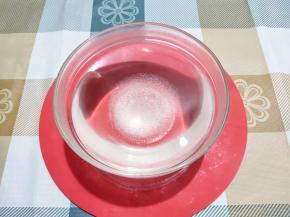 加入盐和糖，用勺子搅拌完全融化。