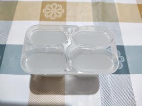 冰棒模具事先洗干净晾干水。为了增加一点香味，我又在糖水中加了一些烘焙用的柠檬汁，搅拌几下。然后分装在模具中。