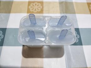 插上棒冰棍子，放冰箱冷冻至少一天一夜。