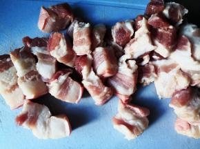 将五花肉切块