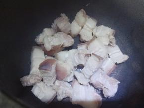 将五花肉装入砂锅