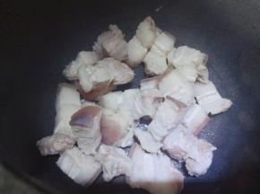 将五花肉装入砂锅