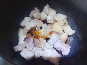 放入冰糖，加适量生抽和老抽