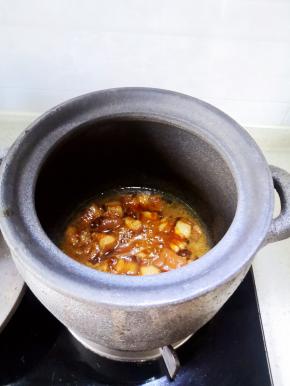 盖上锅盖，小火煮1小时