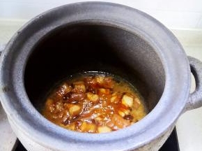 盖上锅盖，小火煮1小时