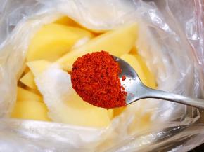 加入辣椒粉