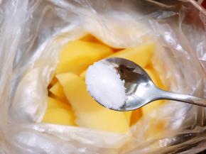 捞出放在保鲜袋里，加入盐