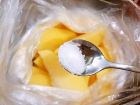 捞出放在保鲜袋里，加入盐
