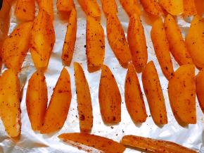 摆在铺有锡纸的烤盘里，放入烤箱中层200度烤35分钟左右