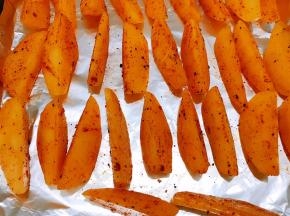 摆在铺有锡纸的烤盘里，放入烤箱中层200度烤35分钟左右
