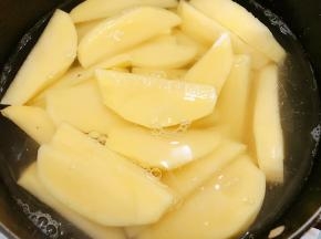 放入锅里煮几分钟，不要煮软了啊，几分钟就可以