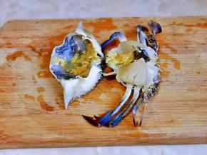 再把壳掰开，去掉蟹鳃。