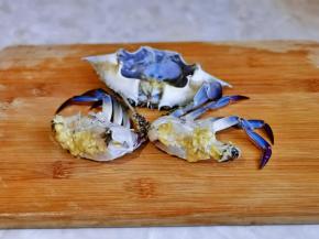 再从中间切开，一切二，依次做好。