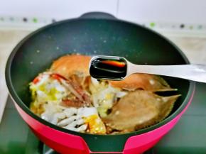 加入料酒，酱油。