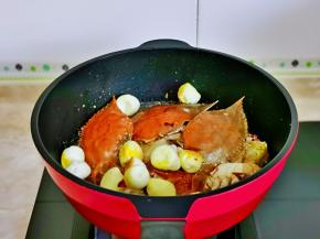 加入煎好的鹌鹑蛋。