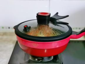 盖上盖子焖10分钟左右关火。