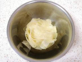 打开包装，将面皮取出，放入深一点的容器里面。