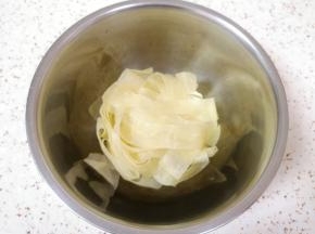 打开包装，将面皮取出，放入深一点的容器里面。
